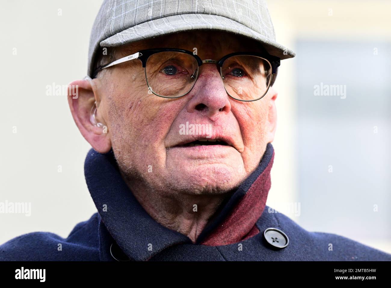 ZUIDLAND - Überlebender Herr Wolters enthüllte die Plakette für die Opfer der Flutkatastrophe. Während der Überschwemmung im Jahr 1953 war Zuidland mit 21 Toten das am schlimmsten betroffene Dorf Voorne-Putten. ANP OLAF KRAAK niederlande raus - belgien raus Stockfoto