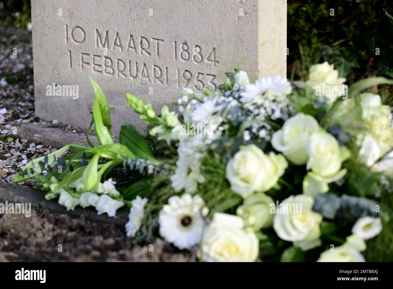 ZUIDLAND - Gräber der Opfer am Denkmal für die Opfer der Flutkatastrophe. Während der Überschwemmung im Jahr 1953 war Zuidland mit 21 Toten das am schlimmsten betroffene Dorf Voorne-Putten. ANP OLAF KRAAK niederlande raus - belgien raus Stockfoto