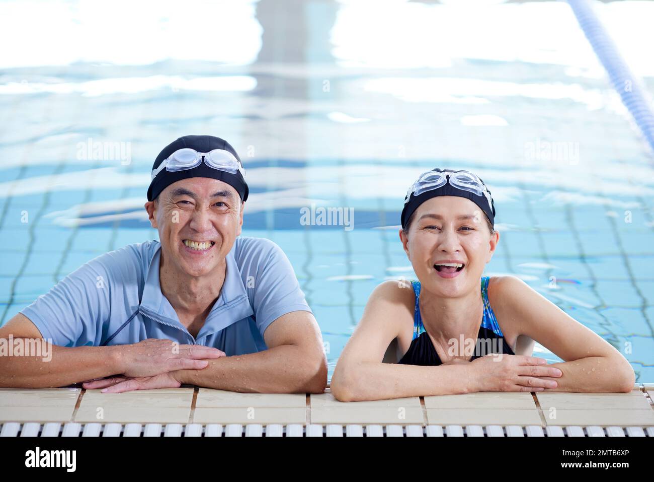 Japanisches Seniorenpaar im Hallenbad Stockfoto