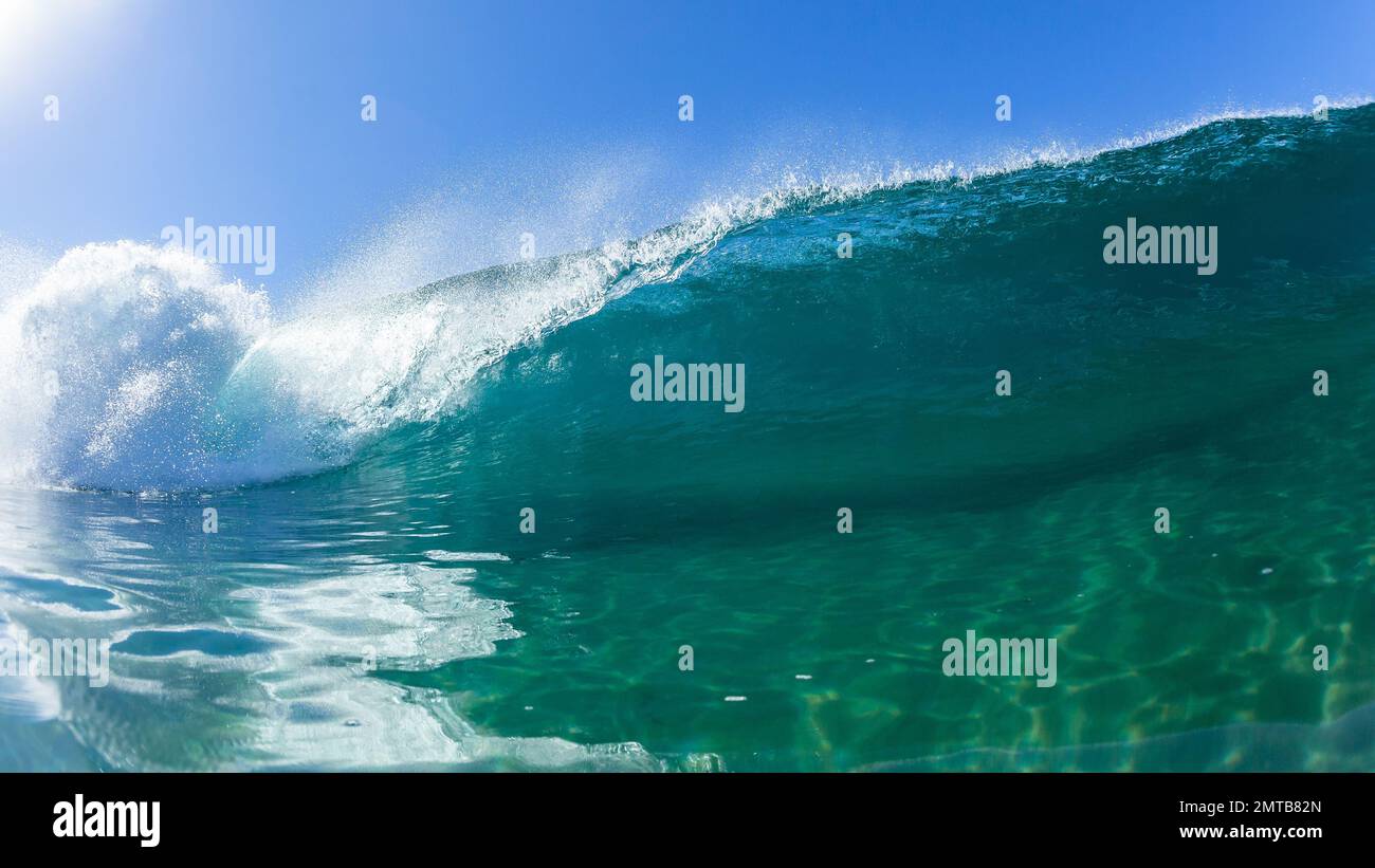 Wellenschwimmen aus nächster Nähe Begegnung mit hohlem, stürzenden blauen Wasserfoto. Stockfoto