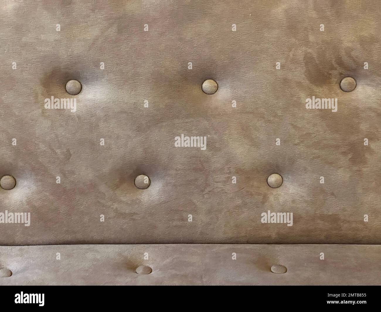 Eine Oberfläche mit geknöpften Ledermöbeln als abstrakter Hintergrund Stockfoto