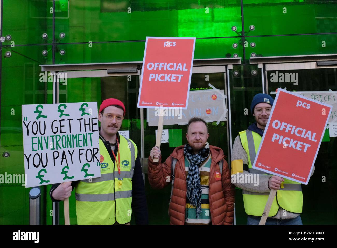 Bristol, Großbritannien. 1. Februar 2023. PCS-Mitgliederliste DEFRA. Streikende Arbeiter versammeln sich zu einer Kundgebung und marschieren die Park Street im Zentrum von Bristol entlang. Die Rallye wird vom Bristol Trades Union Council organisiert; daran sind ASLEF, PCS RMT und NEU beteiligt. Die Arbeitnehmer sind unzufrieden mit jahrelangen niedrigen oder nicht vorhandenen Lohnerhöhungen, unsicheren Verträgen, unsicheren Bedingungen und steigenden Lebenshaltungskosten. Kredit: JMF News/Alamy Live News Stockfoto