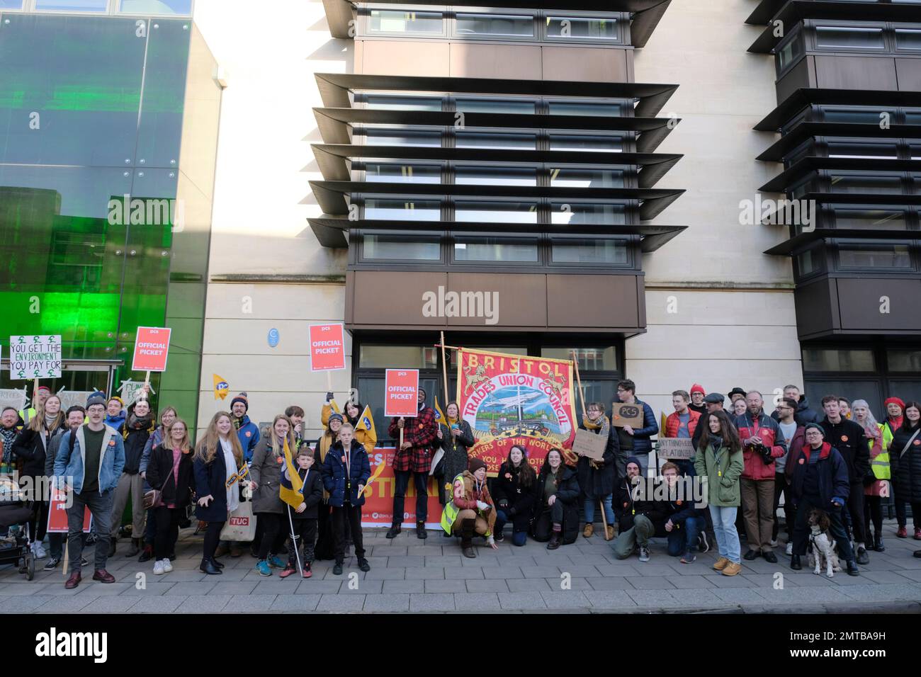 Bristol, Großbritannien. 1. Februar 2023. PCS-Mitgliederliste DEFRA. Streikende Arbeiter versammeln sich zu einer Kundgebung und marschieren die Park Street im Zentrum von Bristol entlang. Die Rallye wird vom Bristol Trades Union Council organisiert; daran sind ASLEF, PCS RMT und NEU beteiligt. Die Arbeitnehmer sind unzufrieden mit jahrelangen niedrigen oder nicht vorhandenen Lohnerhöhungen, unsicheren Verträgen, unsicheren Bedingungen und steigenden Lebenshaltungskosten. Kredit: JMF News/Alamy Live News Stockfoto