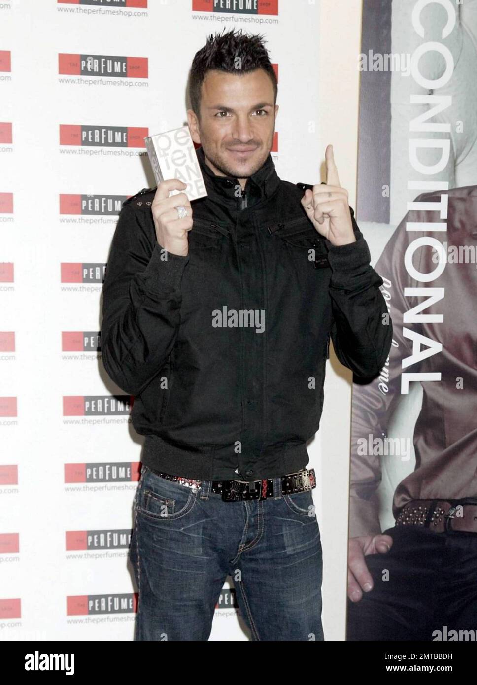 Peter Andre posiert mit seinem Duft bedingungslos bei einem Schild im Ice Palace, Bluewater Shopping Center. London, Großbritannien. 12/10/09. Stockfoto