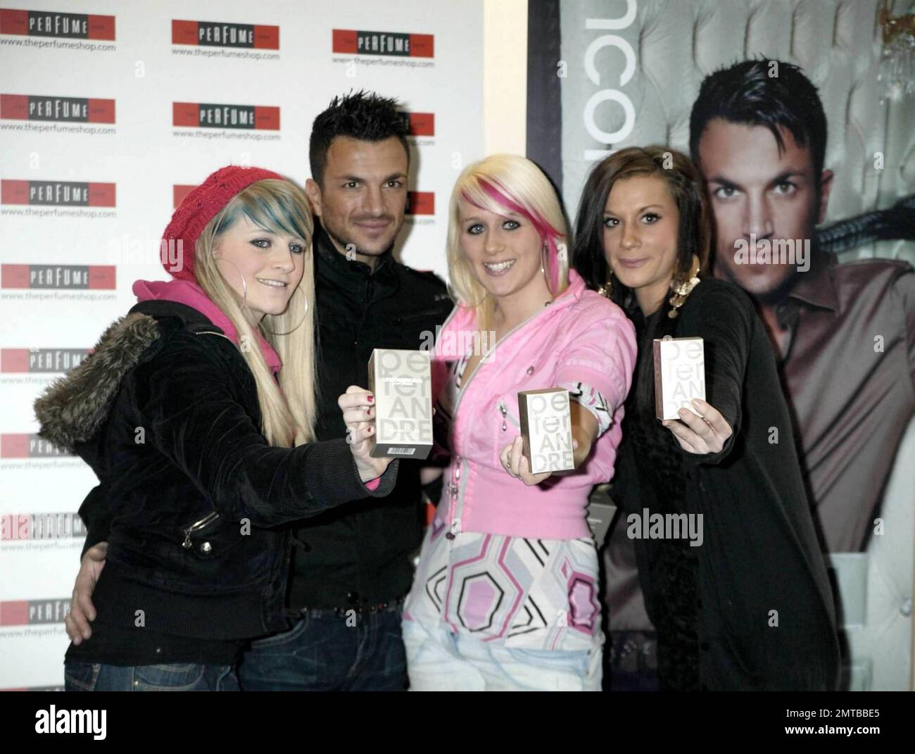 Peter Andre posiert mit Fans auf einer Signatur für seinen Duft bedingungslos im Ice Palace, Bluewater Shopping Center. London, Großbritannien. 12/10/09. Stockfoto