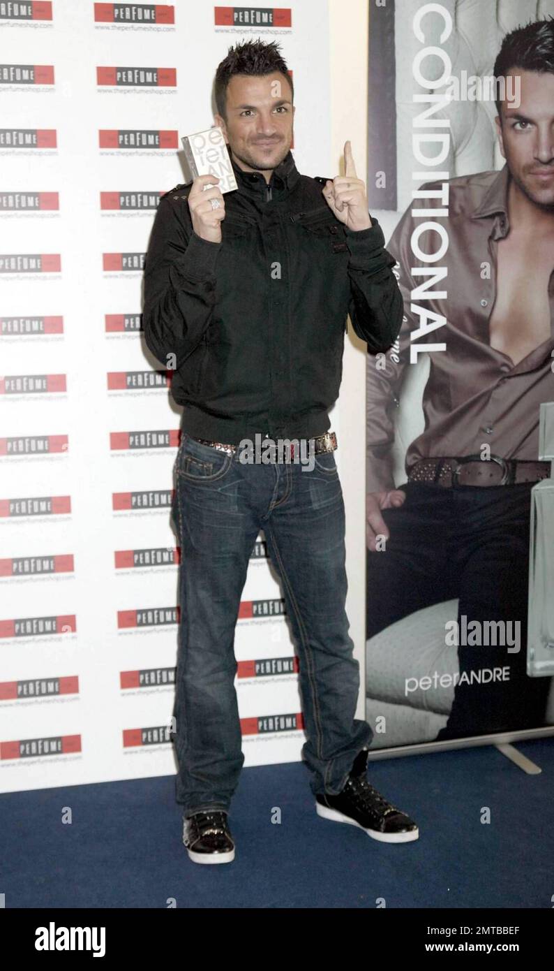 Peter Andre posiert mit seinem Duft bedingungslos bei einem Schild im Ice Palace, Bluewater Shopping Center. London, Großbritannien. 12/10/09. Stockfoto