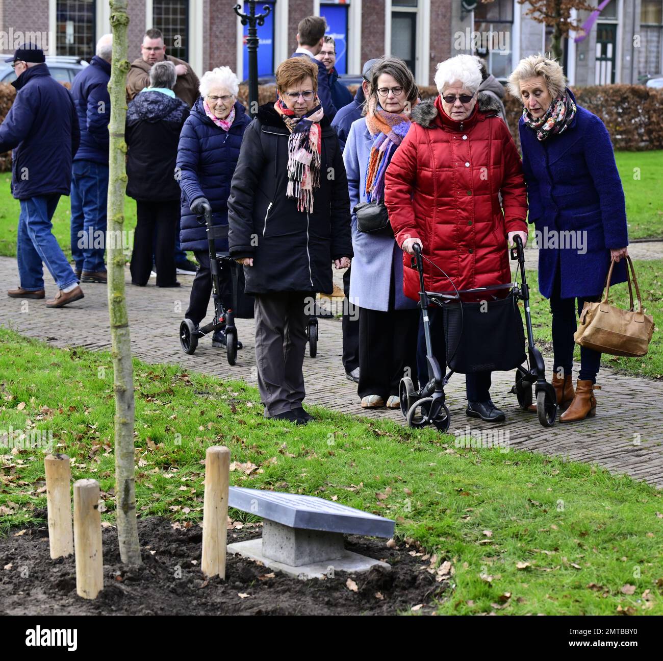 ZUIDLAND - Besucher bei der Enthüllung der Tafel für die Opfer der Flutkatastrophe. Während der Überschwemmung im Jahr 1953 war Zuidland mit 21 Toten das am schlimmsten betroffene Dorf Voorne-Putten. ANP OLAF KRAAK niederlande raus - belgien raus Stockfoto