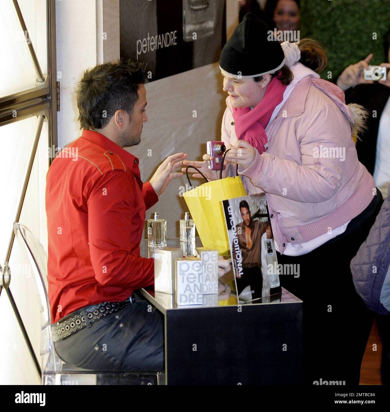 Peter Andre erscheint im Selfridges London Store, um seinen neuen Duft bedingungslos zu bewerben. London UK. 02/13/10. . Stockfoto