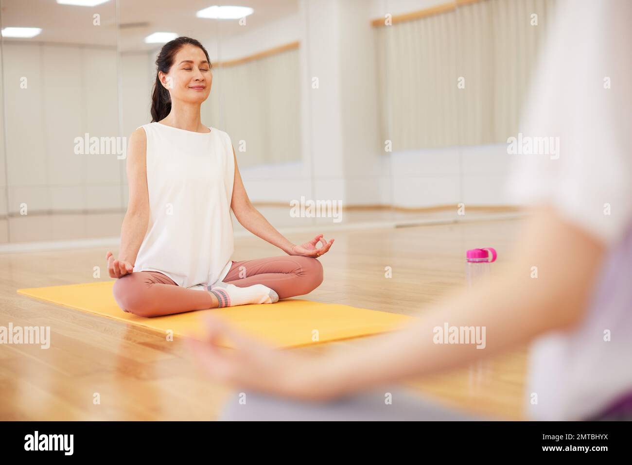 Japanische Seniorenfrau, die im Hallenstudio trainiert Stockfoto