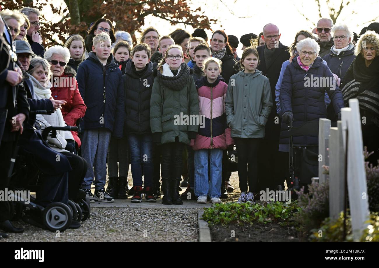 ZUIDLAND - Besucher beim Kranzlegen der Plakette für die Opfer der Flutkatastrophe. Während der Überschwemmung im Jahr 1953 war Zuidland mit 21 Toten das am schlimmsten betroffene Dorf Voorne-Putten. ANP OLAF KRAAK niederlande raus - belgien raus Stockfoto