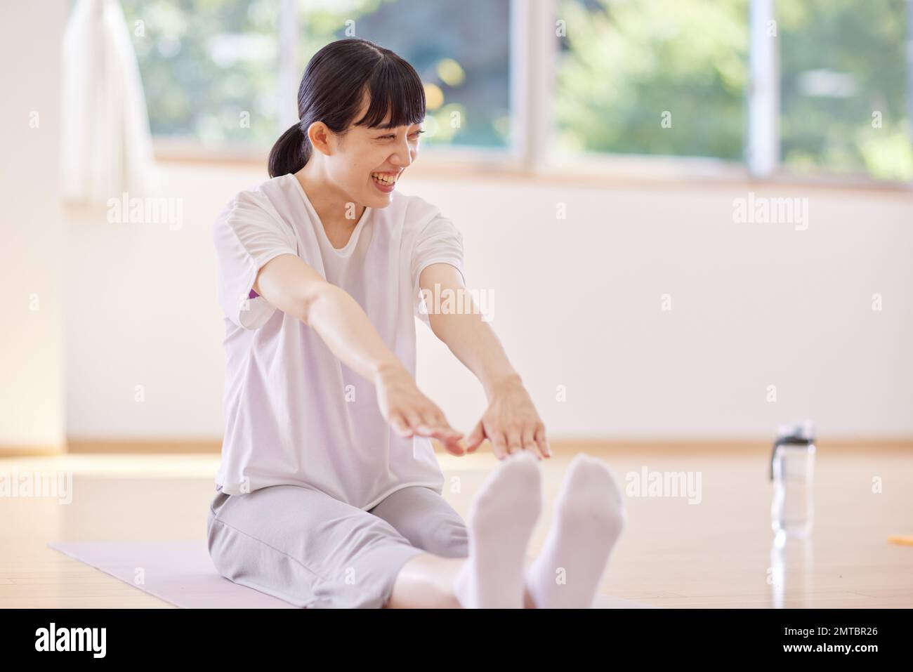 Japanische Frauen trainieren im Hallenstudio Stockfoto