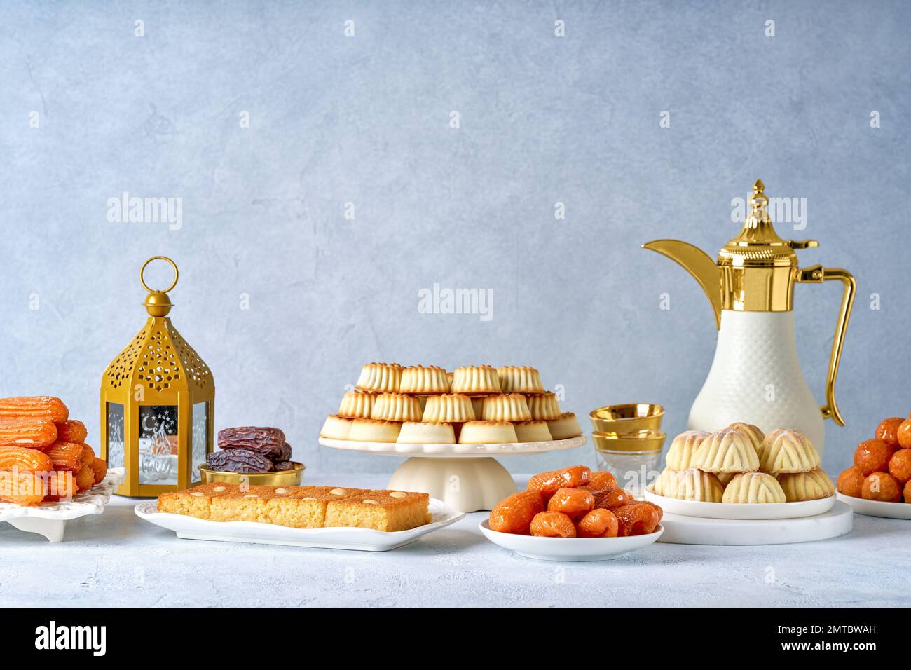 Gemischte Semolina maamoul oder mamoul Kekse, AAfameh oder Lokma mit dallah und ramadan Dekor. Traditionelles arabisches Eid al Adha, Eid al Fitr, Ramadan Swe Stockfoto