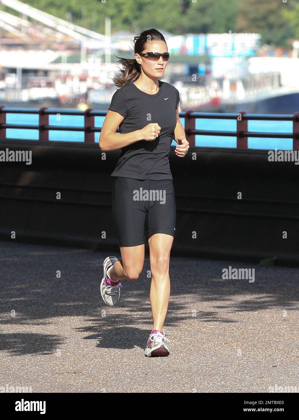 Pippa Middleton zeigt mit einer Joggingtour entlang der Themse in London,  Großbritannien, wie sie ihre unglaubliche Figur behält. 7/22/11  Stockfotografie - Alamy