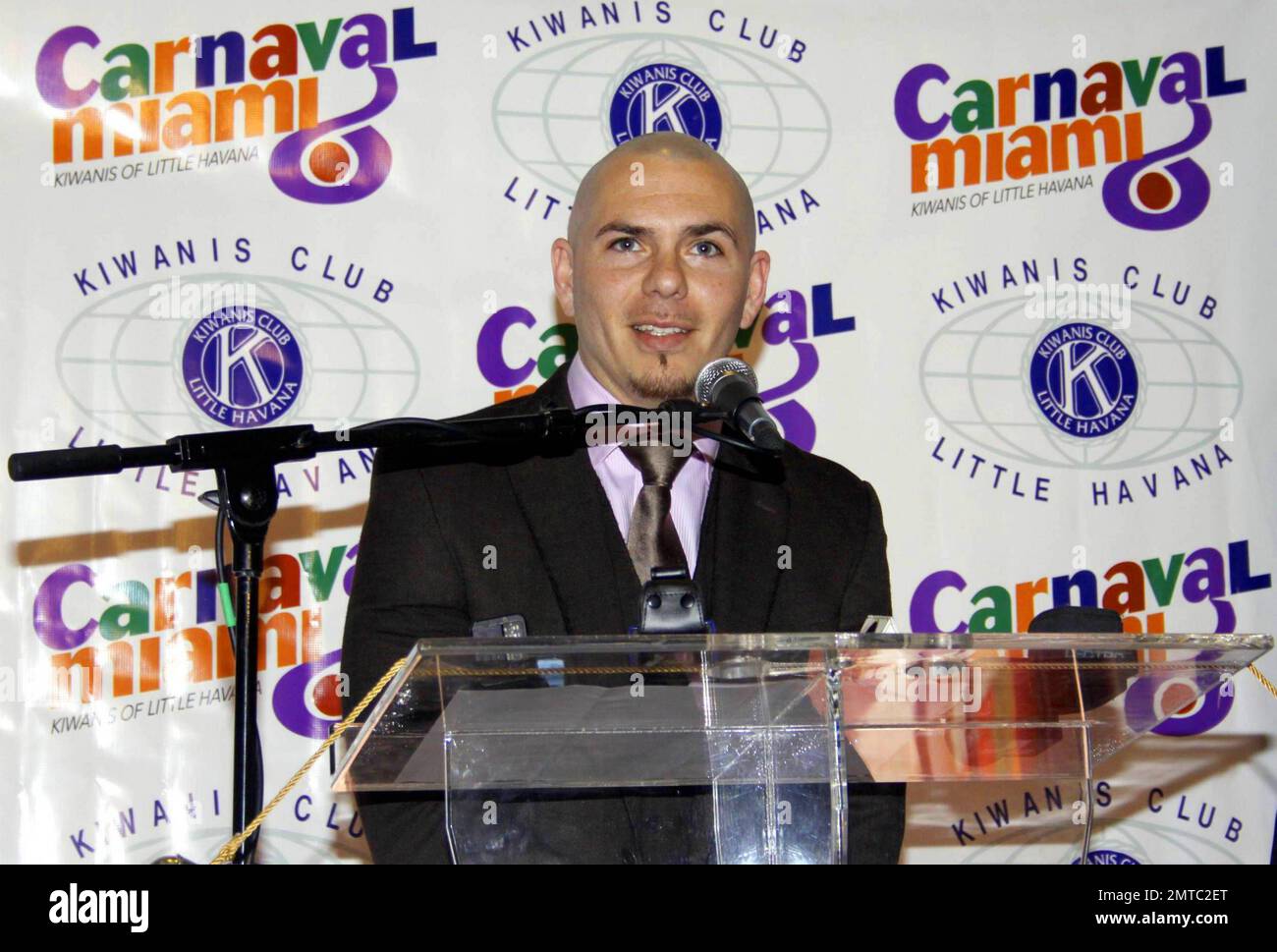 Rapper Pitbull tritt auf der 8. Street Jam in der Calle Ocho auf, präsentiert vom Kiwanis Club of Little Havana während des Carnaval Miami. Miami, Florida 2/24/10. . Stockfoto