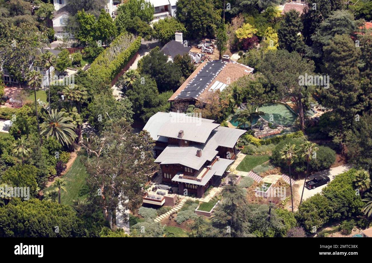 Exklusiv!! Das ist Brad Pitt und Angelina Jolies weitläufige Hollywood-Anlage, die vier Grundstücke in Los Feliz belegt. Jüngsten Berichten zufolge hat Brad Pitt das gemietete Haus des Paares in Long Island über Ostern verlassen und soll seine Sachen aus ihrem Haus, Chateau Miraval, in Frankreich entfernt haben, wegen Beziehungsproblemen. Los Angeles, Ca. 4/29/09 . Stockfoto