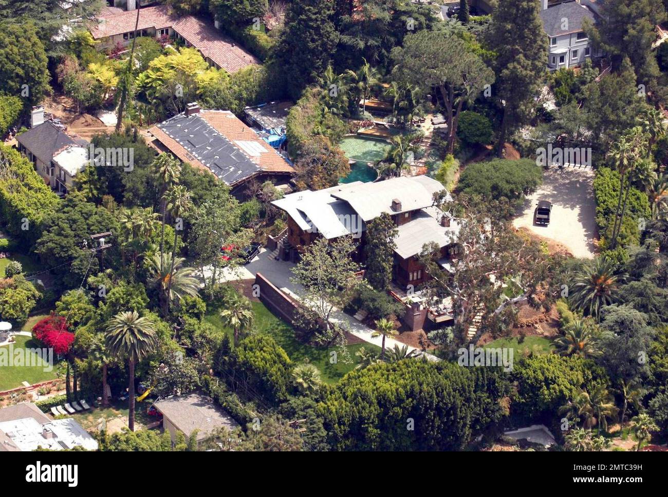 Exklusiv!! Das ist Brad Pitt und Angelina Jolies weitläufige Hollywood-Anlage, die vier Grundstücke in Los Feliz belegt. Jüngsten Berichten zufolge hat Brad Pitt das gemietete Haus des Paares in Long Island über Ostern verlassen und soll seine Sachen aus ihrem Haus, Chateau Miraval, in Frankreich entfernt haben, wegen Beziehungsproblemen. Los Angeles, Ca. 4/29/09 Stockfoto