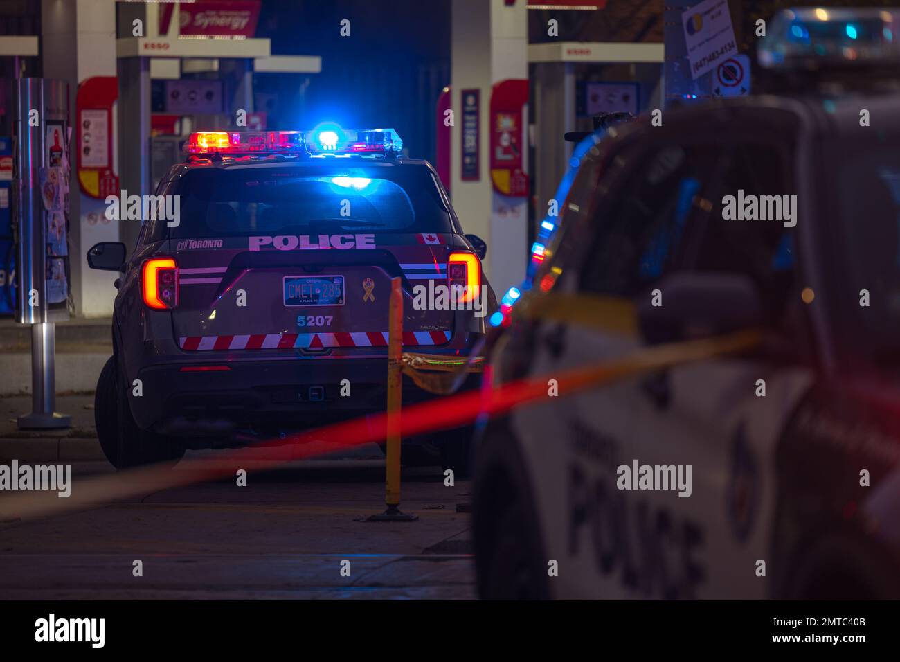 Ein Toronto Police Ford Explorer parkt an einem Tatort mit aktivierter Notbeleuchtung Stockfoto