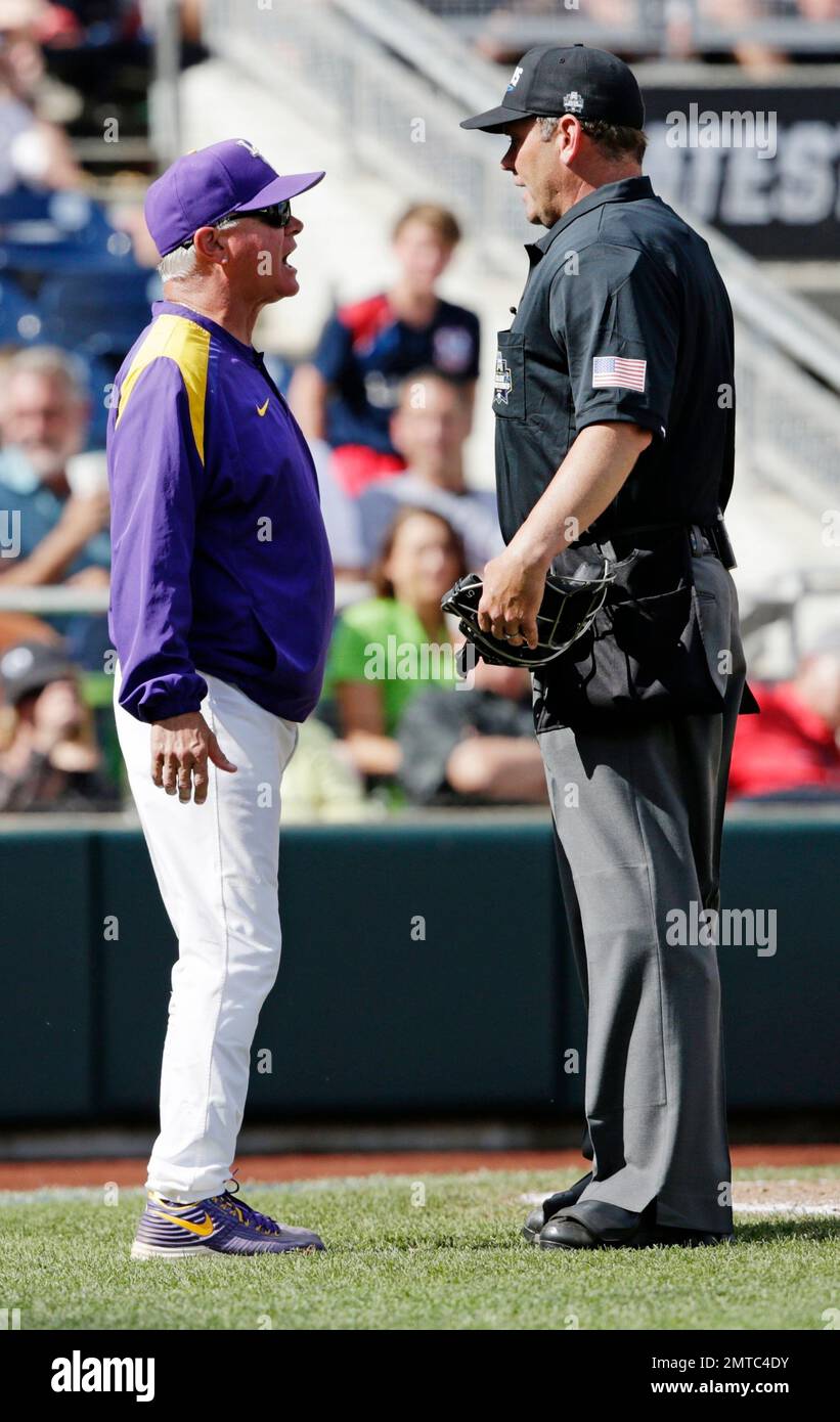 LSU coach Paul Mainieri, left, argues a call with home plate umpire Mark Winters during the ninth inning of an NCAA College World Series baseball gameagainst Oregon in Omaha, Neb., Friday, June 23, 2017. LSU won 3-1.(AP Photo/Nati Harnik) Stockfoto