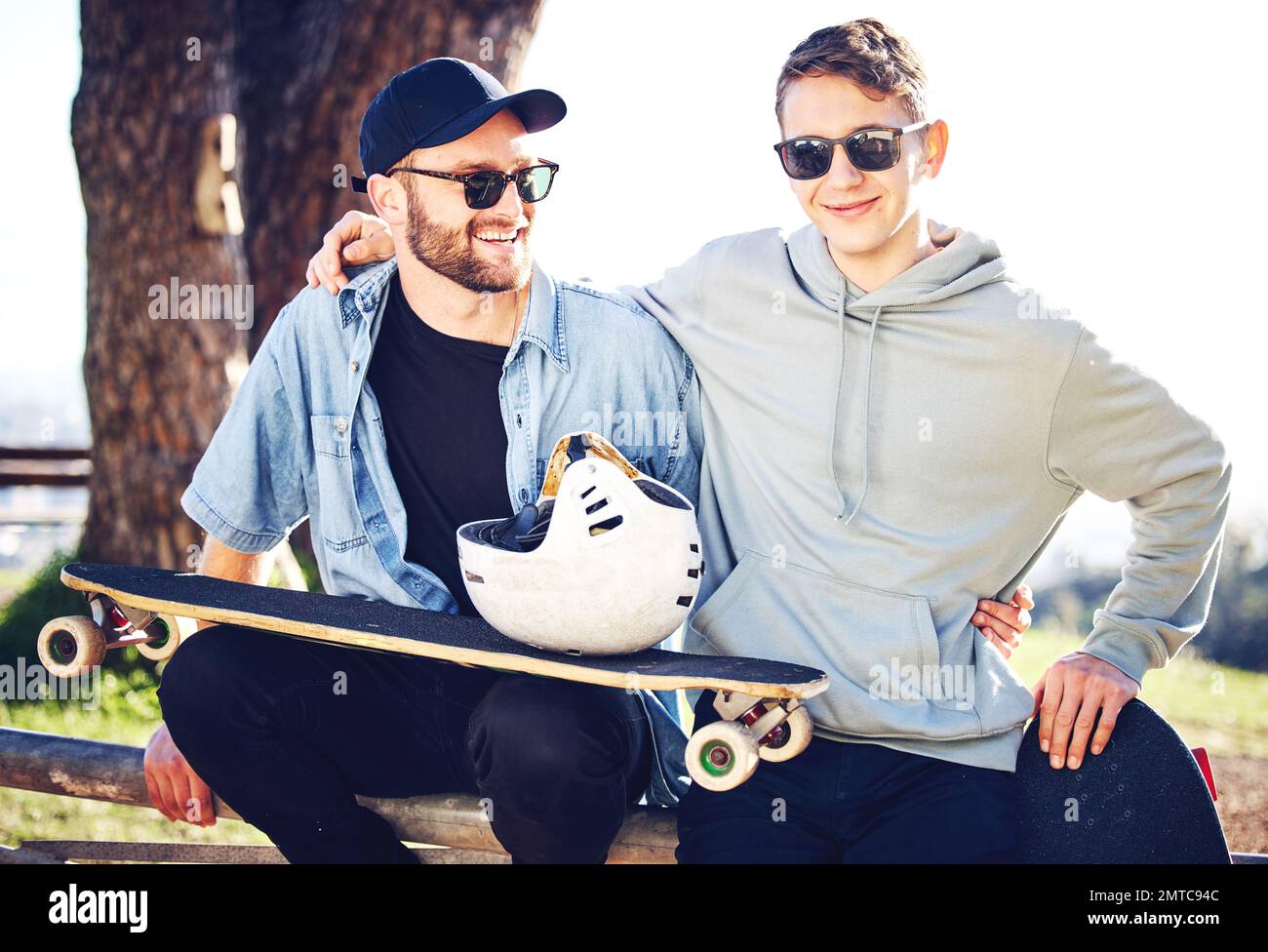 Skateboard, Mode und Porträt von Freunden auf dem Berg für Abenteuer,  Freiheit und bereit für Skateboarden. Urbaner Style, Fitness und Skater mit  Stockfotografie - Alamy