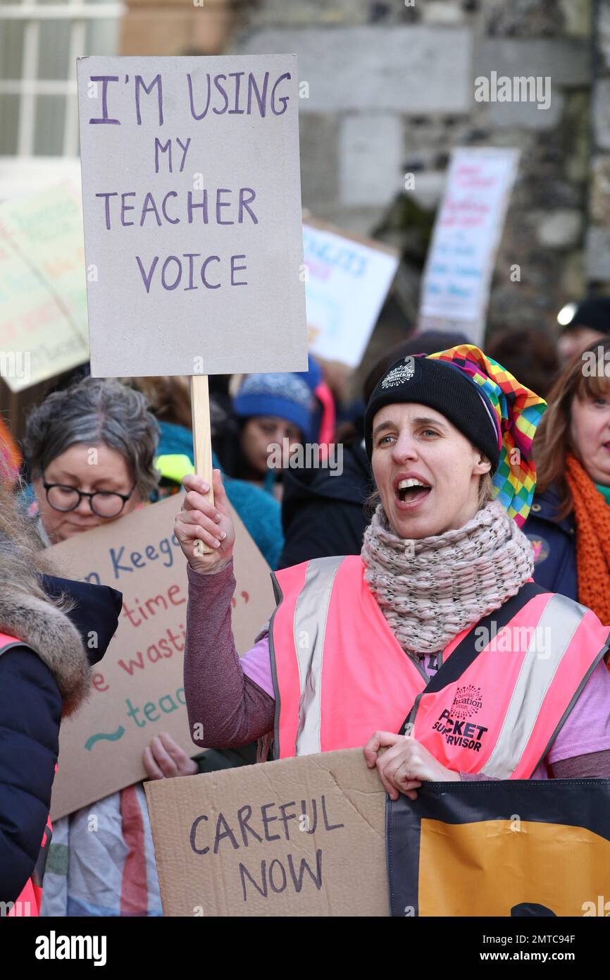 1. Februar 2023 Streikende Lehrer marschieren durch Winchester, Hampshire, zusammen mit Hunderttausenden von Mitarbeitern des öffentlichen Sektors, die im ganzen Land am größten Tag der Arbeitskampagne seit mehr als einem Jahrzehnt protestieren. Credits SMI/Alamy Live News Stockfoto