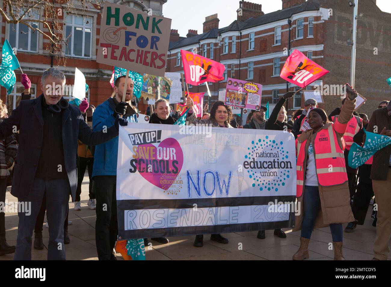 London, Vereinigtes Königreich, 1. Februar 2023: Auf dem Windrush Square in Brixton streiken Mitglieder der National Education Union Rallye, bevor sie in das Zentrum von London aufbrechen, um an der Massendemonstration teilzunehmen. Die Arbeitskampagne ist Teil eines Streits um Löhne, Renten und Arbeitsbedingungen. Anna Watson/Alamy Live News Stockfoto