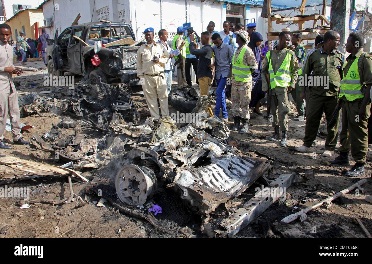 Somali security forces gather at the scene of a suicide car bomb attack on a police station in Mogadishu, Somalia Thursday, June 22, 2017. A number of people are dead and several others wounded in the blast in Somalia's capital, police said Thursday, adding that the bomber was trying to drive into the police station's gate but detonated against the wall instead. (AP Photo/Farah Abdi Warsameh) Stockfoto