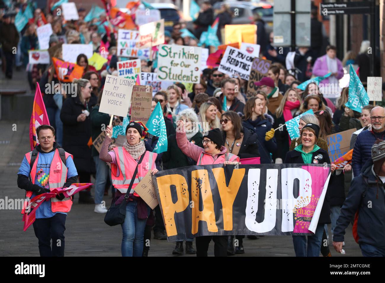 1. Februar 2023 Streikende Lehrer marschieren durch Winchester, Hampshire, zusammen mit Hunderttausenden von Mitarbeitern des öffentlichen Sektors, die im ganzen Land am größten Tag der Arbeitskampagne seit mehr als einem Jahrzehnt protestieren. Credits SMI/Alamy Live News Stockfoto
