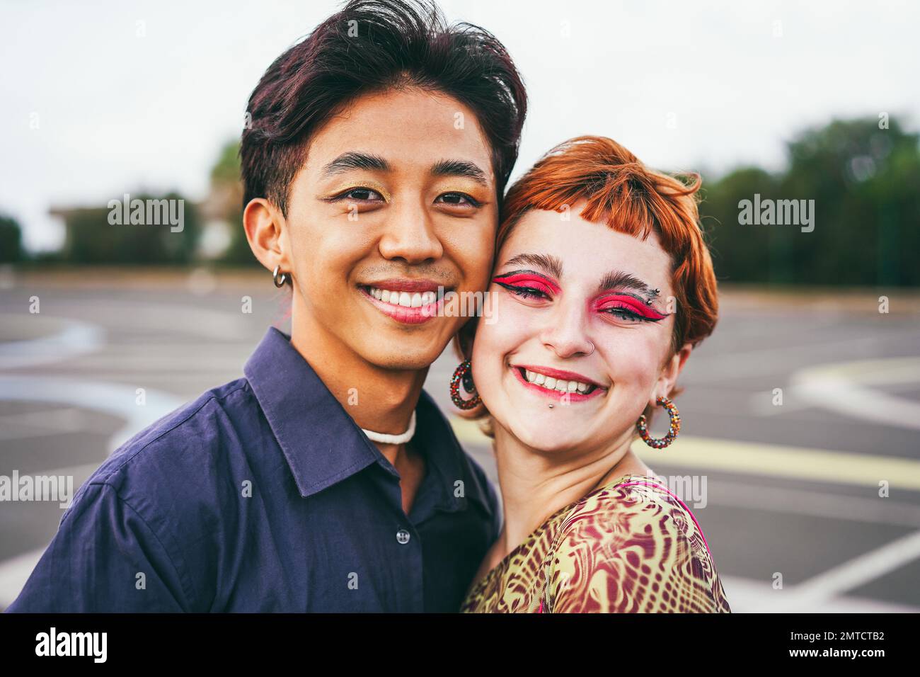 Junge diverse Freunde mit Spaß im Freien - Fokus auf Homosexuell asiatische Kerl trägt Make-up Stockfoto