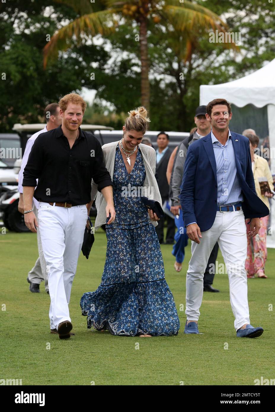 Prinz Harry, Malcolm Borwick und Delfina Blaquier nehmen am Sentebale Polo Cup Teil, der von Royal Salute World Polo präsentiert wird und auf der Valiente Polo Farm in Wellington, Florida, stattfindet. Prinz Harry wurde bei starkem Regen beim Wohltätigkeits-Polospiel gesehen. Jedes der drei Runden-Robin-Spiele wurde auf 2 Chucker von 5 Minuten verkürzt. 4. Mai 2016. Stockfoto