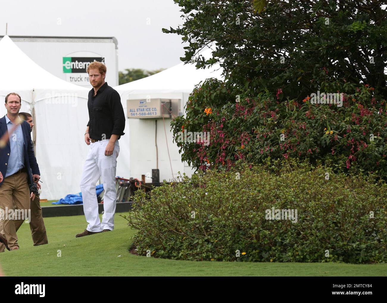 Prinz Harry nimmt am Sentebale Polo Cup Teil, der von Royal Salute World Polo präsentiert wird und auf der Valiente Polo Farm in Wellington, Florida, stattfindet. Prinz Harry wurde bei starkem Regen beim Wohltätigkeits-Polospiel gesehen. Jedes der drei Runden-Robin-Spiele wurde auf 2 Chucker von 5 Minuten verkürzt. 4. Mai 2016. Stockfoto