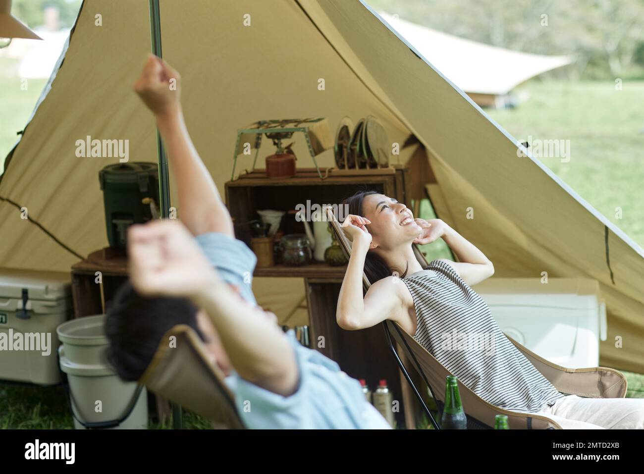 Ein junges japanisches Paar auf dem Campingplatz Stockfoto