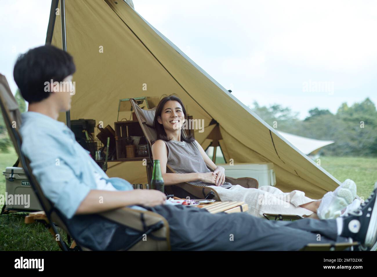 Ein junges japanisches Paar auf dem Campingplatz Stockfoto