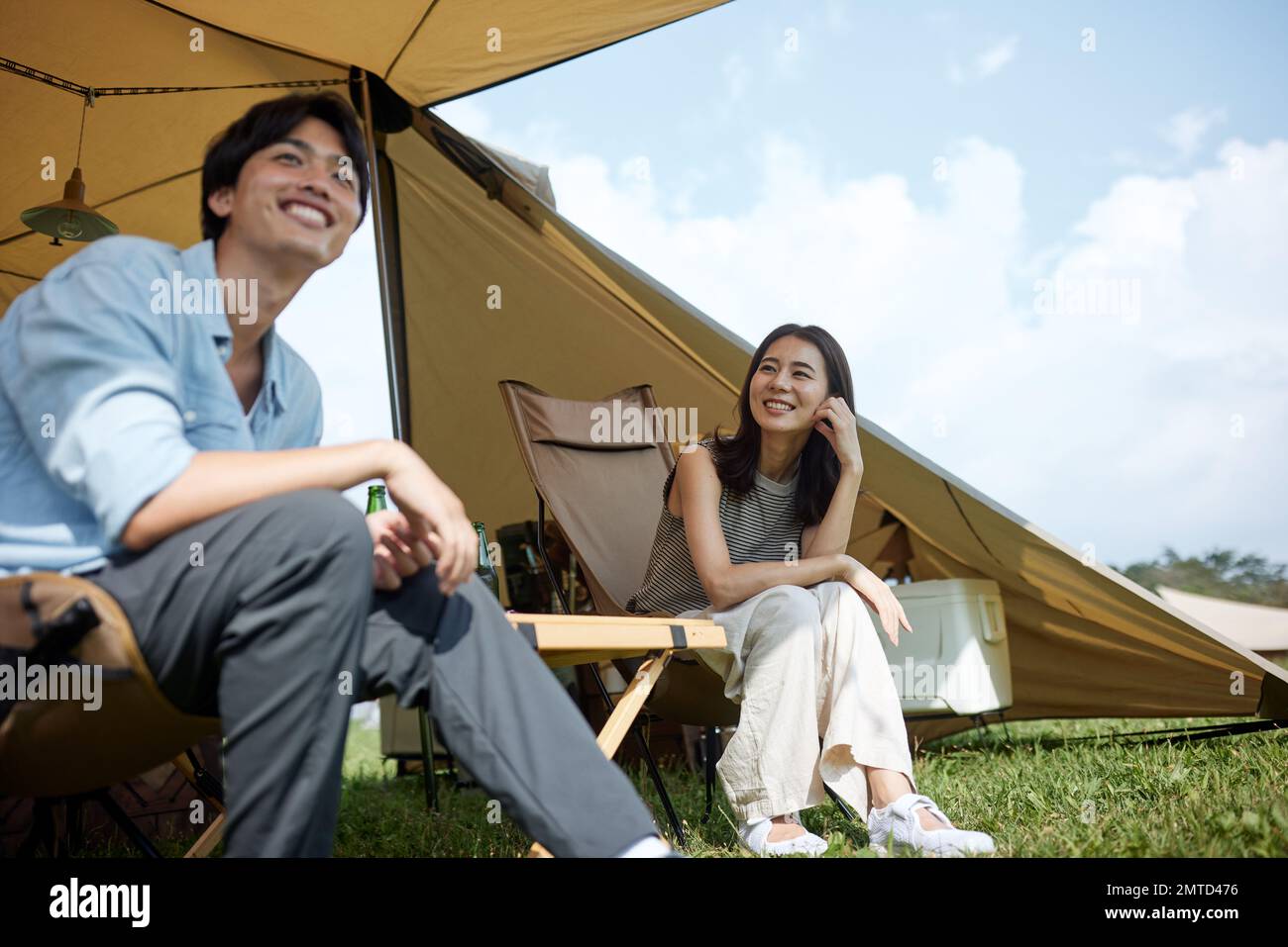 Ein junges japanisches Paar auf dem Campingplatz Stockfoto