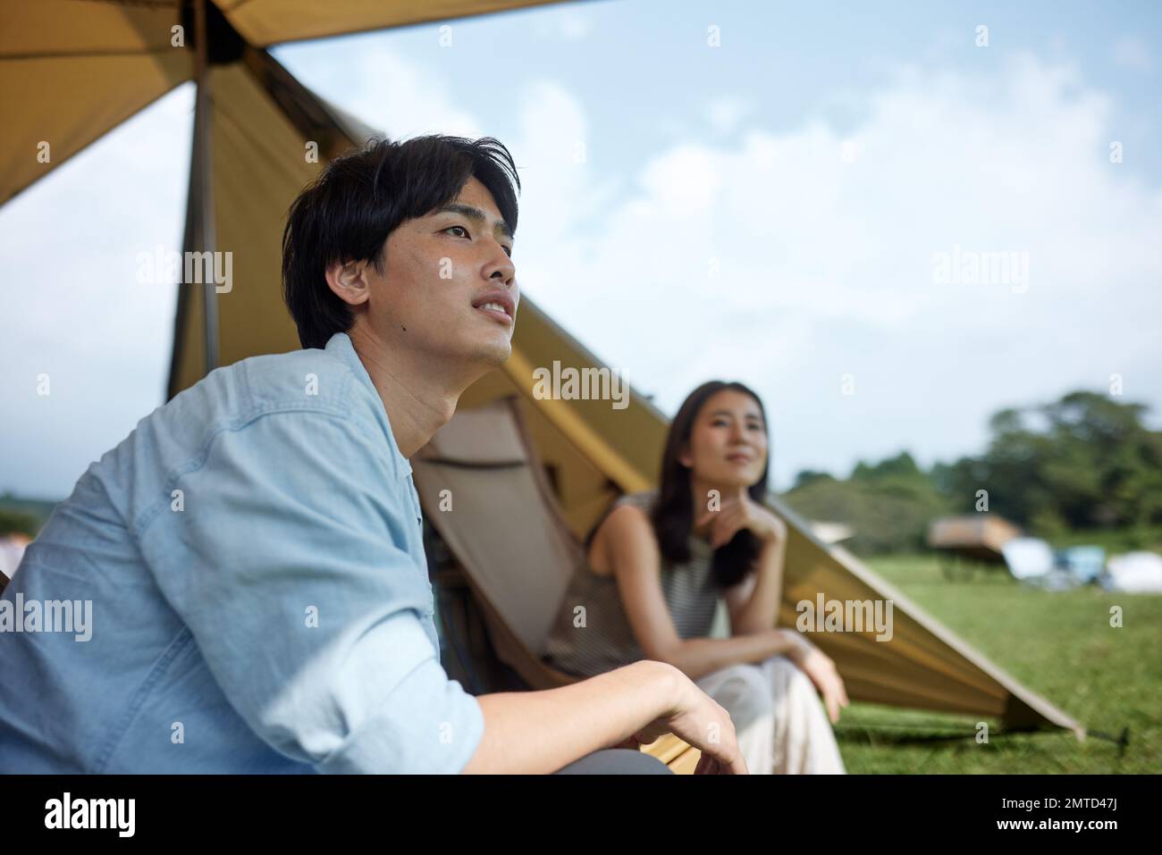 Ein junges japanisches Paar auf dem Campingplatz Stockfoto