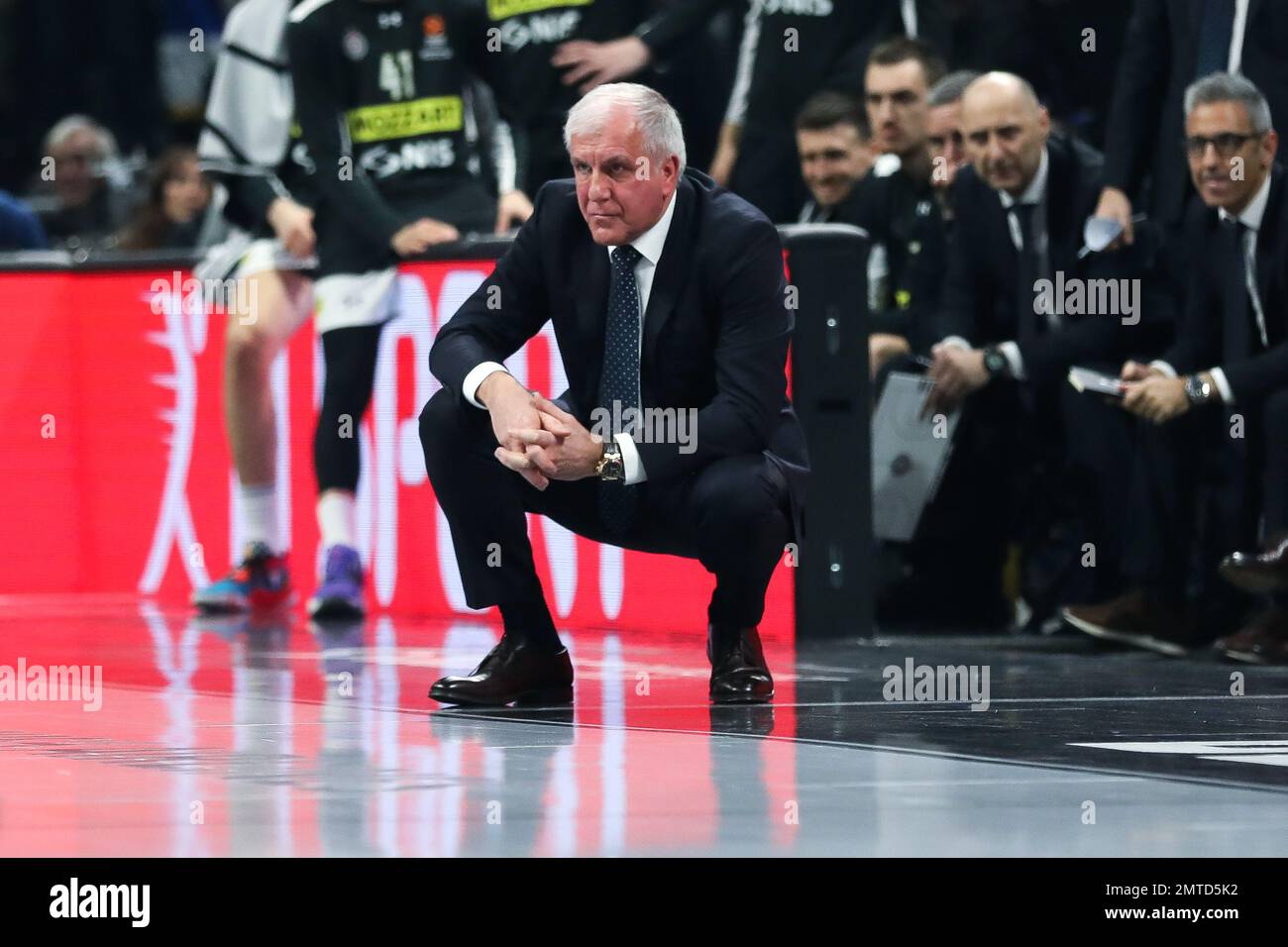 Belgrad, Serbien, 31. Januar 2023. Cheftrainer Zeljko Obradovic von Partizan Mozzart Bet Belgrad beobachtete seine Spieler auf dem Spielfeld während des EuroLeague-Spiels 2022/2023 der Turkish Airlines zwischen Partizan Mozzart Bet Belgrad gegen LDLC Asvel Villeurbanne - 2022/2023 Turkish Airlines EuroLeague in der stark Arena in Belgrad, Serbien. 31. Januar 2023. Kredit: Nikola Krstic/Alamy Stockfoto