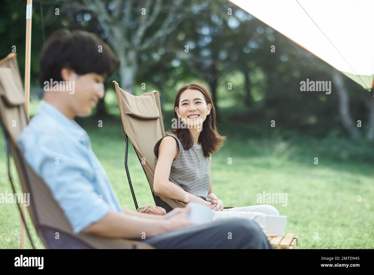 Ein junges japanisches Paar auf dem Campingplatz Stockfoto