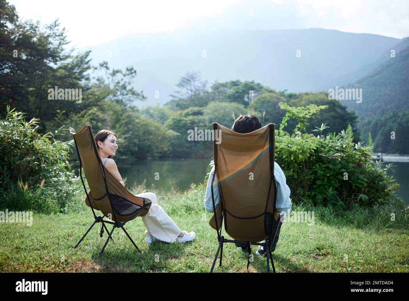 Ein junges japanisches Paar auf dem Campingplatz Stockfoto