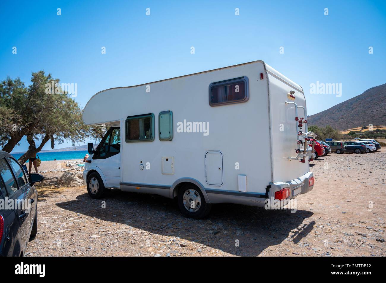 Das Wohnmobil befindet sich auf einem öffentlichen Parkplatz auf der Straße in Kreta, Griechenland. Wohnmobil oder Wohnmobil auf dem Parkplatz an einem öffentlichen Strand, Kreta, Stockfoto