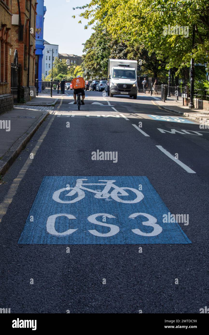 Der Cycleway 3, früher CS3 genannt, oder Cycle SuperHighway 3 ist eine Radtour durch Limehouse, East London. Ein Liefermotorrad ist in Sicht. Stockfoto