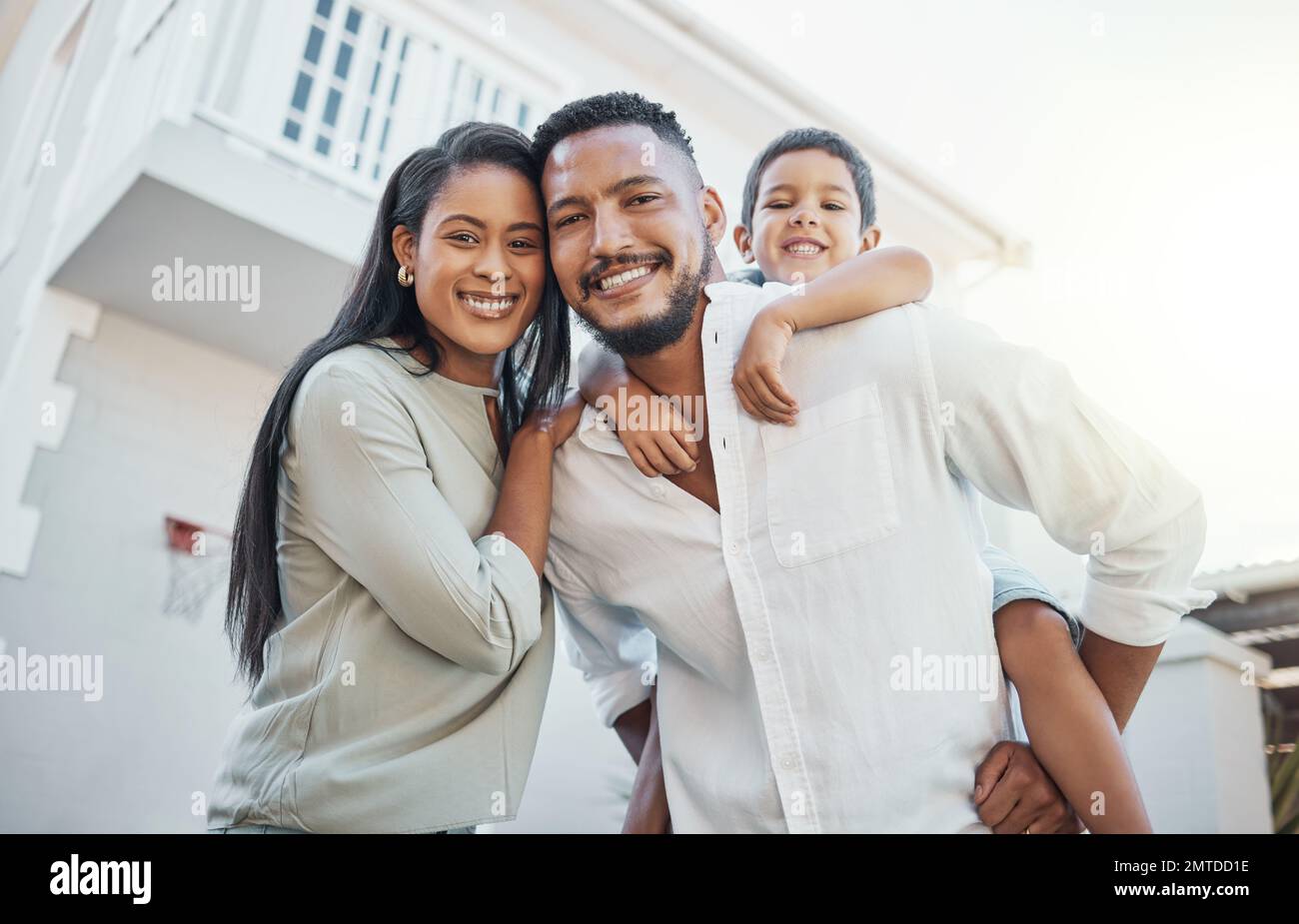 Mutter, Vater und Kind mit Lächeln für neues Zuhause, Grundstück oder Immobilien Familienzeit außerhalb des Hauses. Porträt von glücklichen eltern und Söhnen Stockfoto