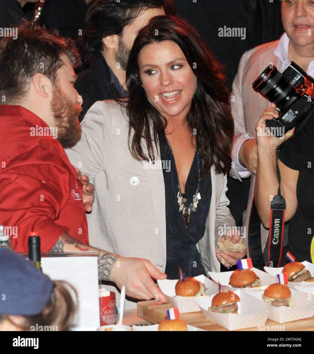 Die Fernsehpersönlichkeit, der berühmte Koch und Autor Rachael Ray besuchen die Amstel Light Burger Bash während des 2011 stattfindenden South Beach Wine and Food Festivals. Miami, Florida 02/24/11. Stockfoto