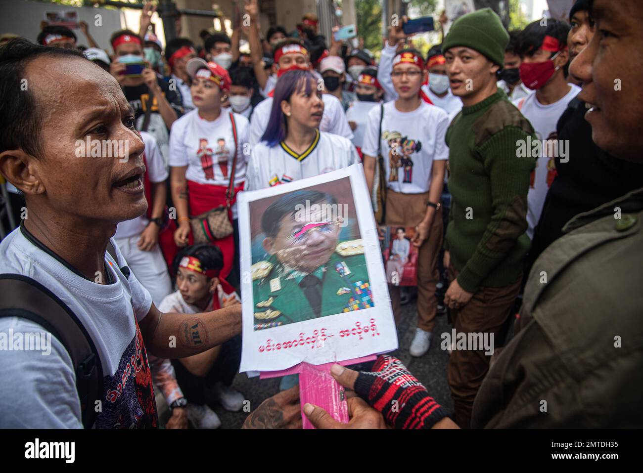 Bangkok, Thailand. 01. Februar 2023. Demonstranten halten während der Demonstration ein Porträt von Min Aung Hlaing. Birmanen in Thailand versammeln sich vor der Botschaft von Myanmar in Bangkok, um 2 Jahre zu feiern, seit das Militär Myanmars am 1. Februar 2021 die Macht von einer demokratisch gewählten Zivilregierung erobert hat. Kredit: SOPA Images Limited/Alamy Live News Stockfoto