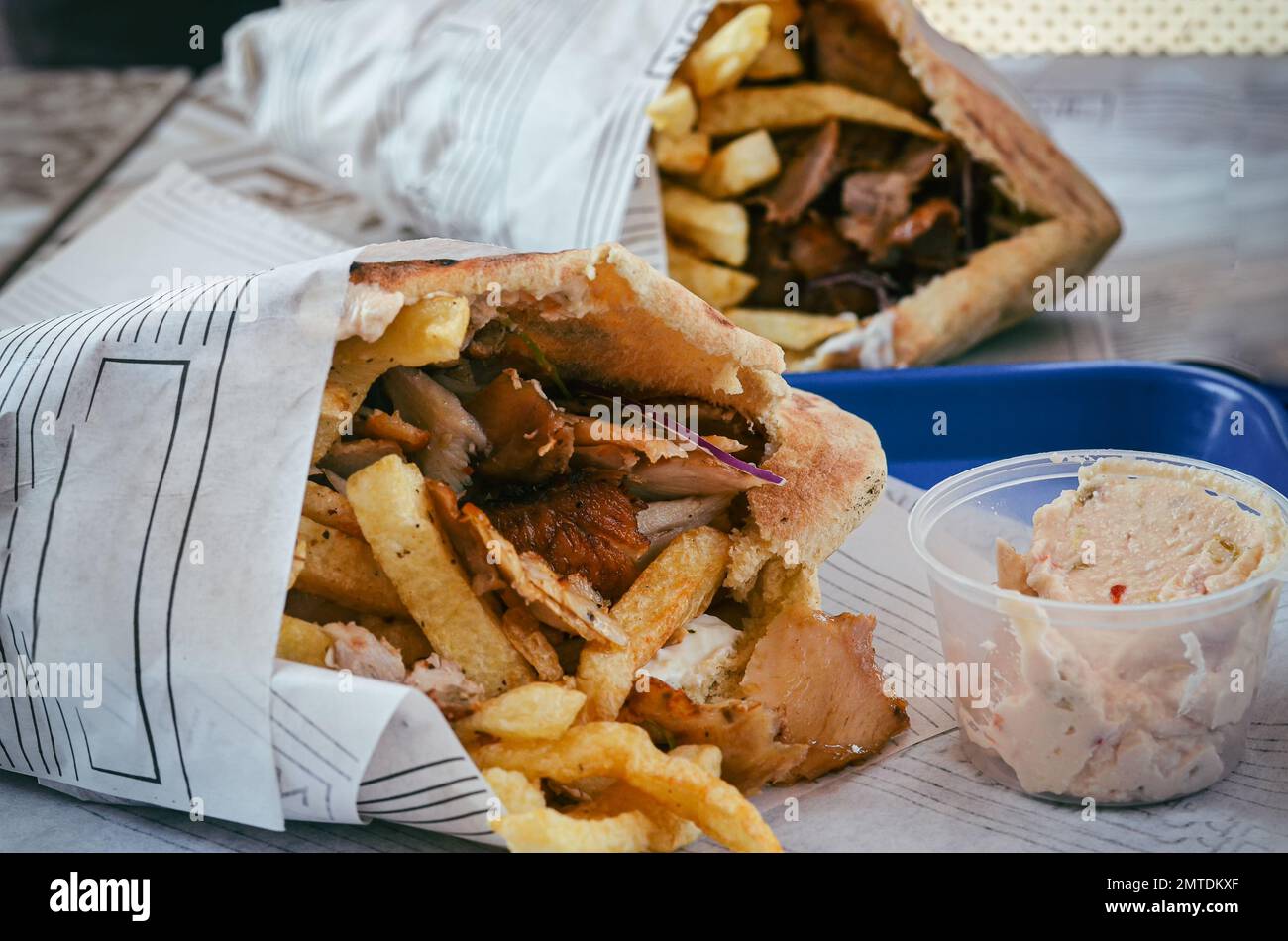 Ein traditionelles Gericht aus Zypern. Schweinefleisch Kebab ist vom Grill auf Holzkohlen und dann im Fladenbrot mit Salat serviert. Stockfoto