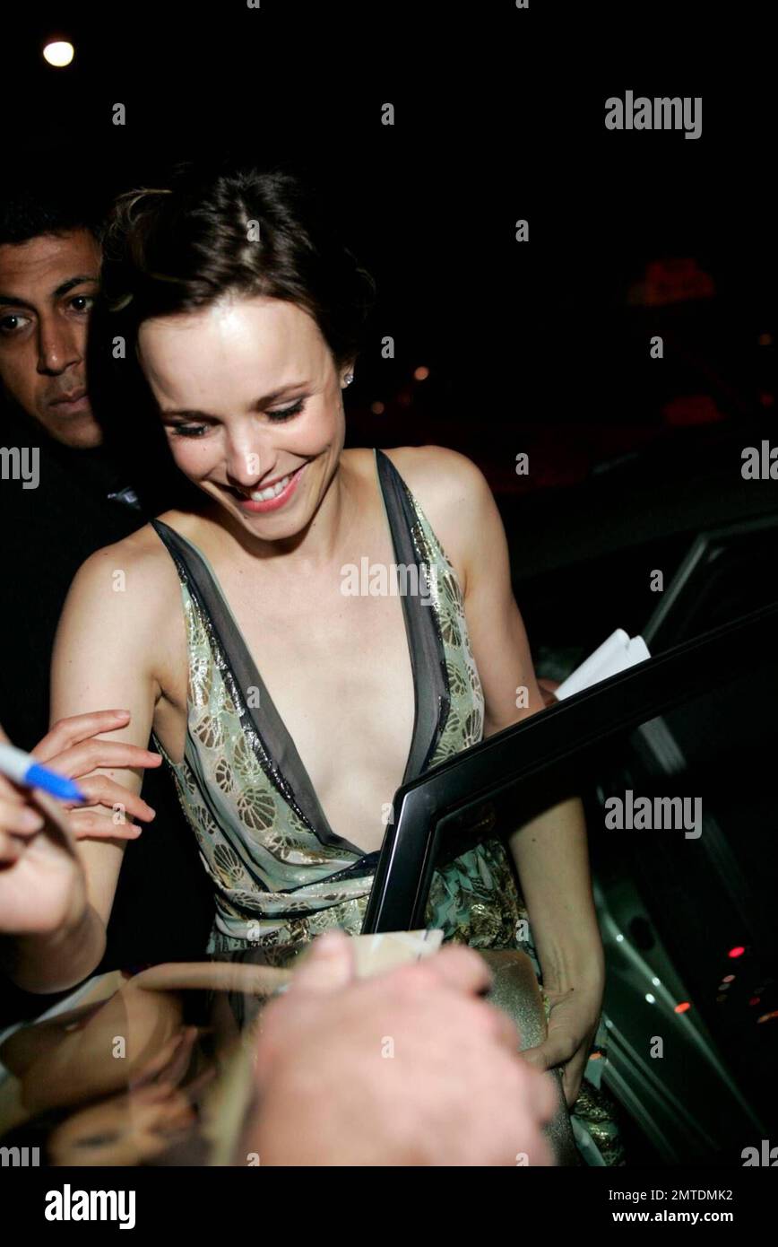 Exklusiv!! Rachel McAdams und Tim Robbins verlassen die After-Party für ihren neuen Film „The Lucky Ones“ beim Toronto Film Festival. Tim nahm vor kurzem am 5. September am Wohltätigkeits-Hockeyspiel des Festival Cup im Air Canada Centre Teil. Toronto, WEITER. 9/11/08. Stockfoto