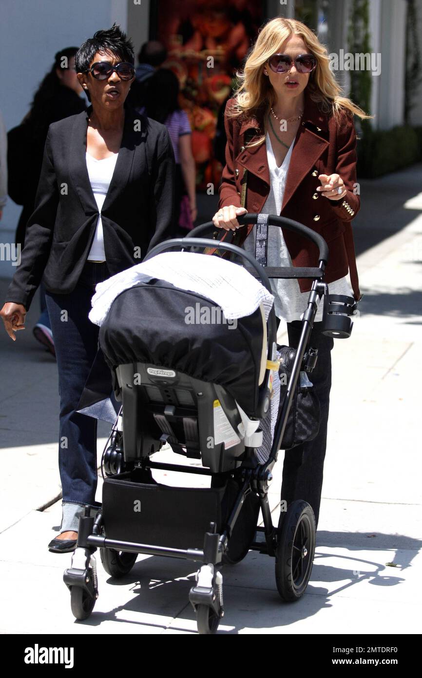 Zoe schubst Baby in einem Kinderwagen, während in West Hollywood, Kalifornien, einkaufen geht. 5/19/11 Stockfotografie - Alamy