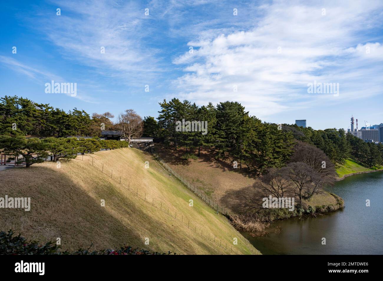 Tokio, Japan. 1. Februar 2023. Ein Landschaftsblick auf den Kaiserpalast von Chiyoda Stadt in Richtung Minato Stadt und Roppongi. Der Kaiserpalast (çš‡å±…, KÅkyo) ist die Hauptresidenz des Kaisers von Japan im Herzen von Tokio. Der Palast ist von einem großen Graben und einer Reihe von Steinmauern umgeben. Das Gelände des Schlosses ist zu bestimmten Zeiten für die Öffentlichkeit zugänglich. Besucher können den Palast über die Nijubashi-Brücke betreten und den wunderschönen Ostgarten des Schlosses sehen. Kredit: ZUMA Press, Inc./Alamy Live News Stockfoto