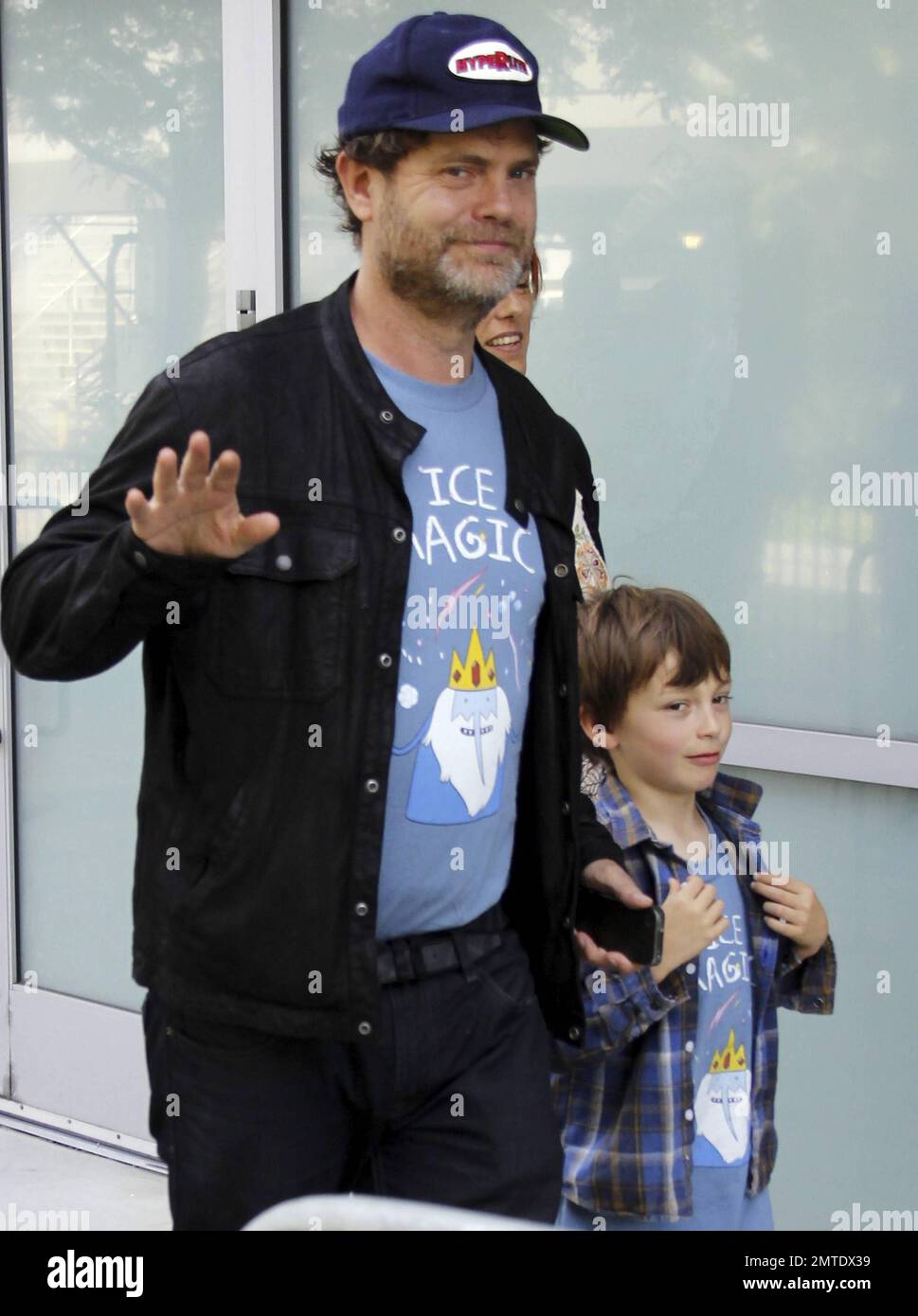 EXKLUSIV!! Der Star „The Office“ Rainn Wilson winkt, wenn er beim SPIEL DER LA Kings im Staples Center ankommt. Los Angeles, Kalifornien. 20. Mai 2012 Stockfoto