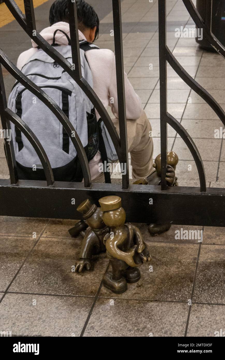 tom Otterness Skulpturen auf dem Bahnsteig der U-Bahn-Station 8. Avenue in Manhattan New York City Stockfoto
