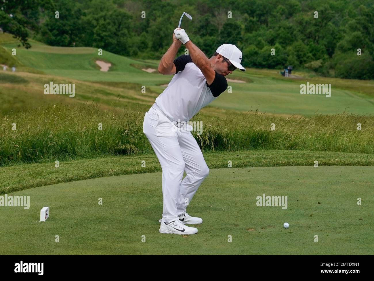 Paul Casey, of England, hits from the 15th tee during the second round of the U.S. Open golf tournament Friday, June 16, 2017, at Erin Hills in Erin, Wis. (AP Photo/David J. Phillip) Stockfoto