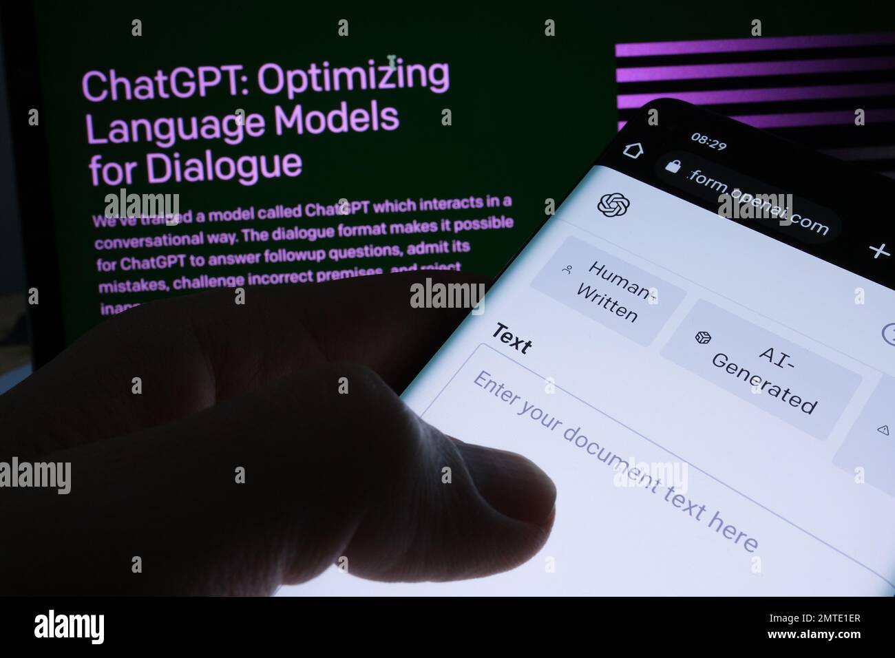 AI Text Classifier Software-Webseite auf Smartphone-Bildschirm und ChatGPT-Seite auf unscharfem Hintergrund. Tool für die AI-Texterkennung durch OPEN A Stockfoto
